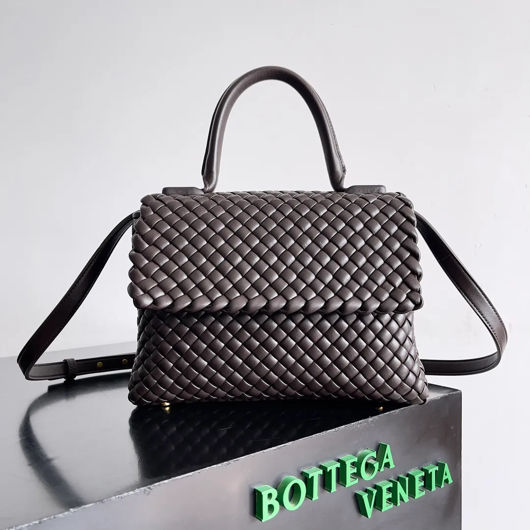 Batch 2320 BV patti bag is full of three-dimensional quilted leather strips. Low-key luxury is often hidden in details and craftsmanship. This bag opens and closes casually, and is simple and elegant overall. It is equipped with a detachable shoulder strap, which can be carried cross-body or carried by hand to match different outfits. The interior is designed with double layers and a small zippered compartment to ensure the safety of private items. No matter the capacity, shape or privacy, it is full of security when you go out. Style number: 776783 Size: 19*26*11cm